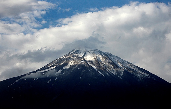 شایعه فعال شدن دوباره آتشفشان دماوند تکذیب شد/ خطری شهروندان را تهدید نمی‌کند