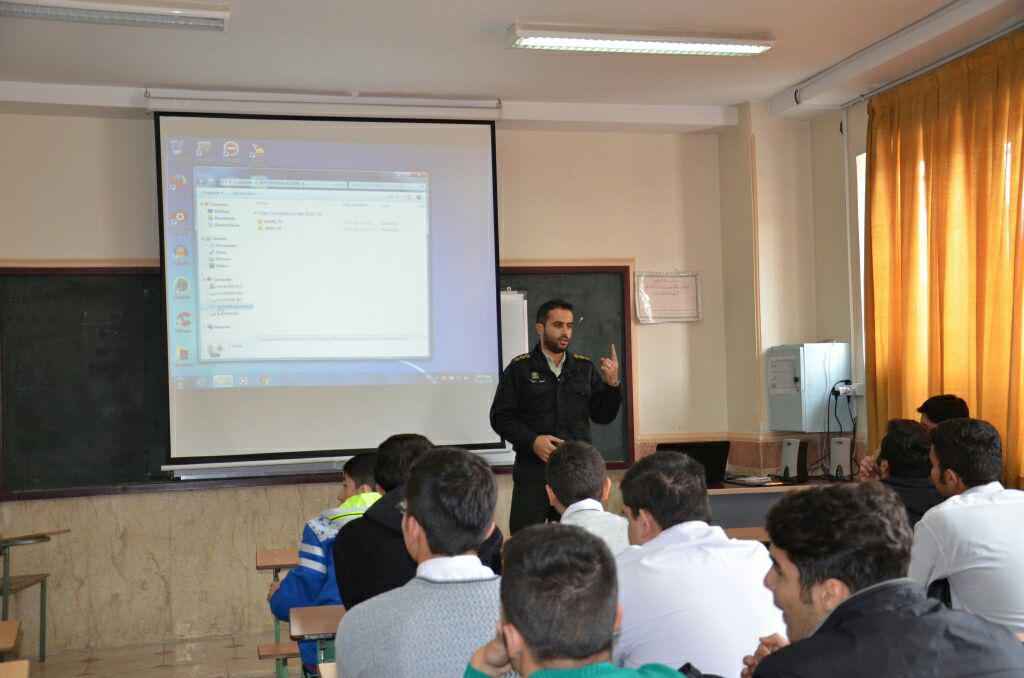 چهارشنبه آخر سال باید به یک فرصت تبدیل شود/ برخورد قاطع پلیس با مزاحمان در چهارشنبه‌سوری