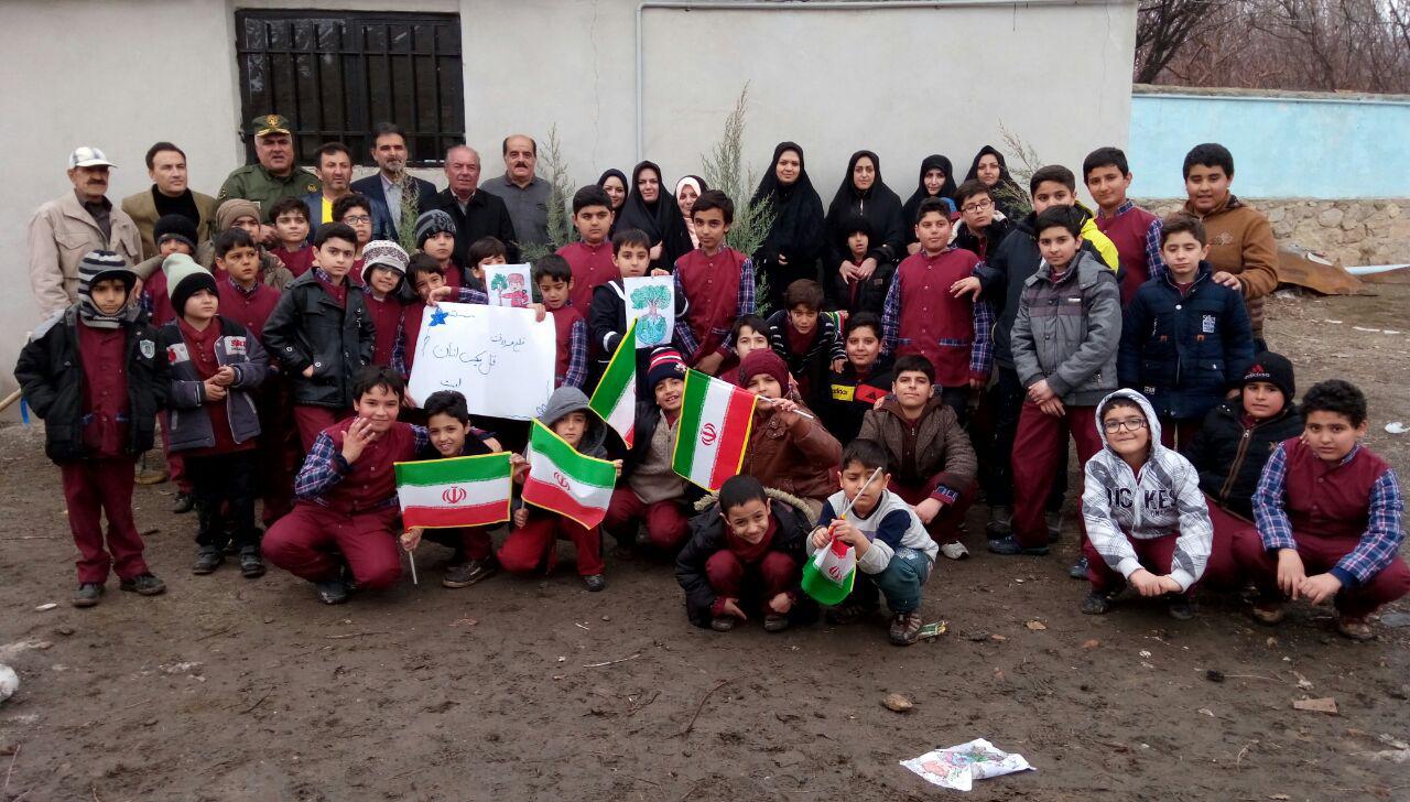 غرس اصله نهال در نخستین مدرسه محیط زیستی دماوند+ تصاویر