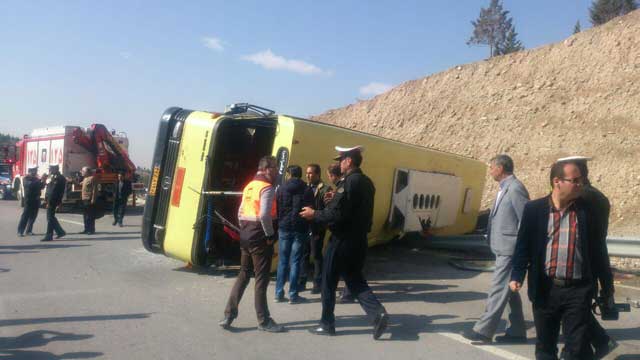 واژگونی یک دستگاه اتوبوس در آزادراه پردیس – تهران ۱۴ مصدوم برجای گذاشت