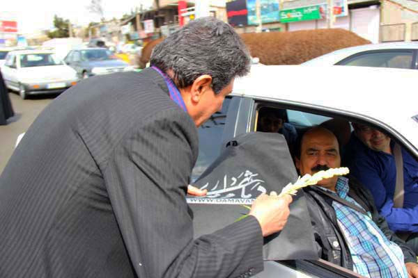 مسؤولان شهرستان دماوند از مسافران نوروزی استقبال کردند+ تصاویر