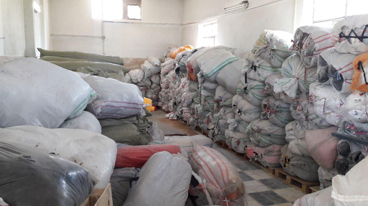 کشف بیش از ۴ کانتینر پوشاک و پارچه قاچاق در رودهن/ انبار غیراستاندارد دپوی پارچه‌های خارجی شناسایی شد+ تصاویر