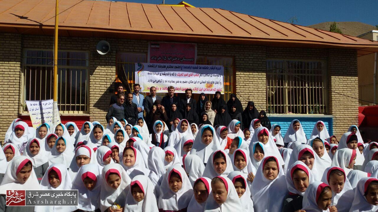 اقدام خیرخواهانه امیر تاجیک در دماوند/ ۲۰۰ بسته آموزشی بین دانش‌آموزان توزیع شد