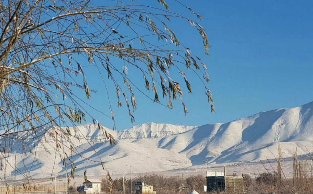 بارش برف پاییزی دماوند را سفیدپوش کرد/ جادههای اصلی و فرعی دماوند باز است+ فیلم و عکس
