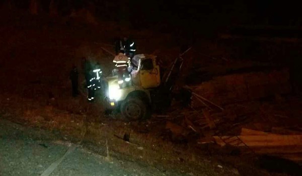 واژگونی یک دستگاه کامیون در محور دماوند یک مصدوم داشت