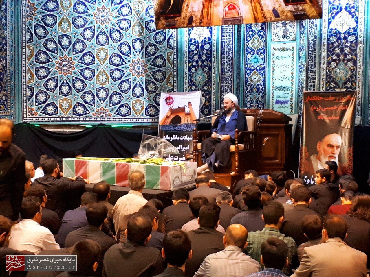 بندگی مهم‌ترین صفت امیرالمؤمنین (ع) بود/ حضرت علی (ع) در پایتخت حکومت خود مظلوم‌ترین عالم بودند