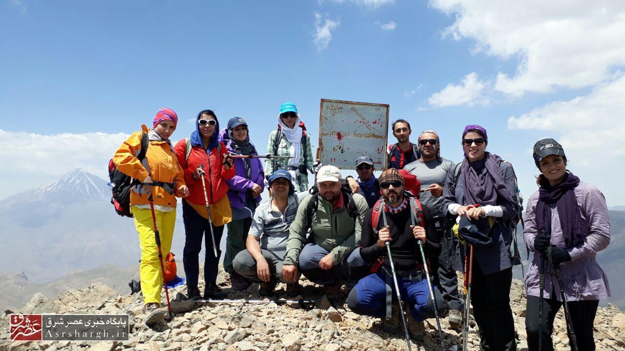 صعود ۱۳ کوهنورد دماوندی به قله ۴۰۸۰ متری دوبرار/ عبور کوهنوردان دماوند از مسیر سنگها+ تصاویر