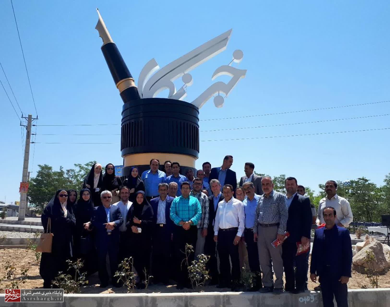 رونمایی از المان «خبرنگار» در بخش مرکزی دماوند/ عکاسی میرزایی‌نیکو از خبرنگاران دماوند+ تصاویر