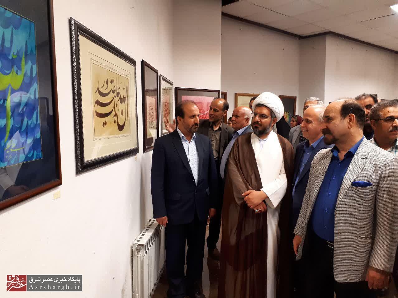 افتتاح نمایشگاه آثار خوشنویسی به مناسبت هفته فرهنگی در دماوند/ خوشنویسی آیات قرآن با استفاده از قلم+ تصاویر