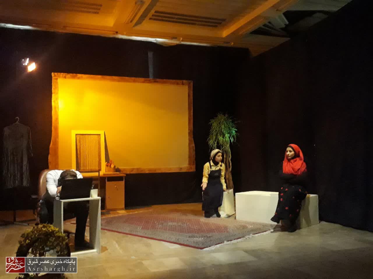 نمایش کمدی «درختی با سایه‌های گسترده» در دماوند روی صحنه رفت+ تصاویر