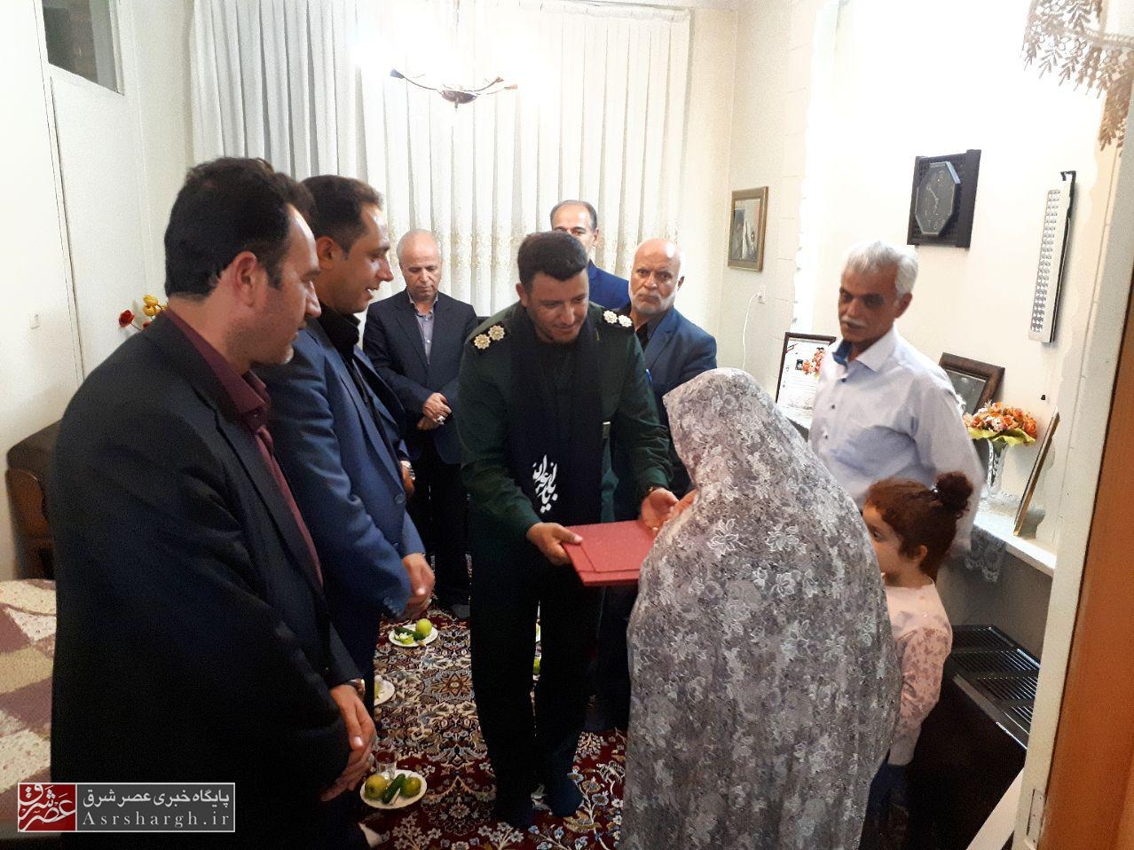 دیدار مسؤولان با ۳ خانواده معظم شهید در دماوند/ رسیدگی جدی به مسائل آموزشی و درمانی خانوادههای معظم شهدا+ تصاویر