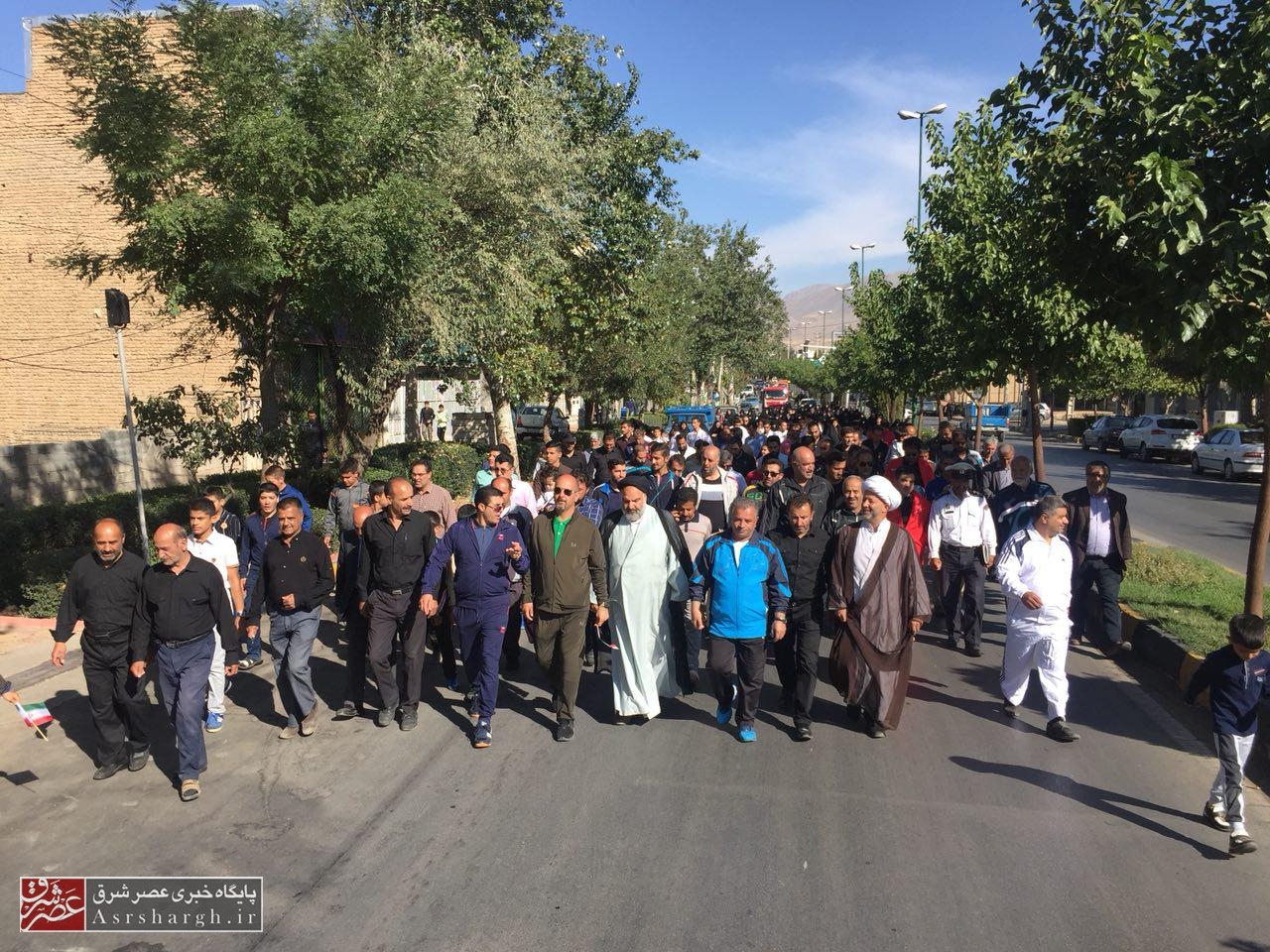 برگزاری همایش پیاده‌روی خانوادگی در شهر آبسرد/ اهدای جوایز ارزنده به شرکت‌کنندگان+ تصاویر