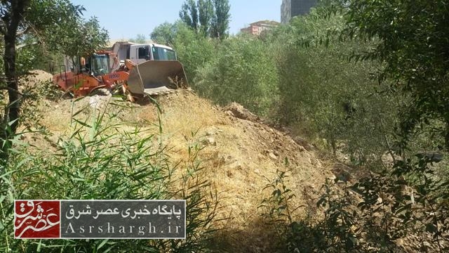 انجام خاکبرداری و آزادسازی بستر رودخانه آه/ تصرف اراضی توسط یکی از شرکتهای شهرکهای شهر رودهن+ تصاویر