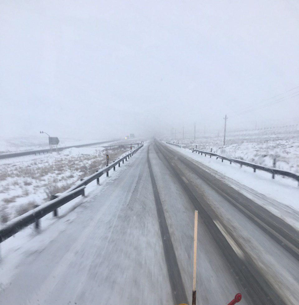 برف محورهای هراز و فیروزکوه را سفیدپوش کرد/ تردد روان در محورهای شرق استان تهران/ گره ترافیکی در مسیرهای منتهی به تهران وجود ندارد