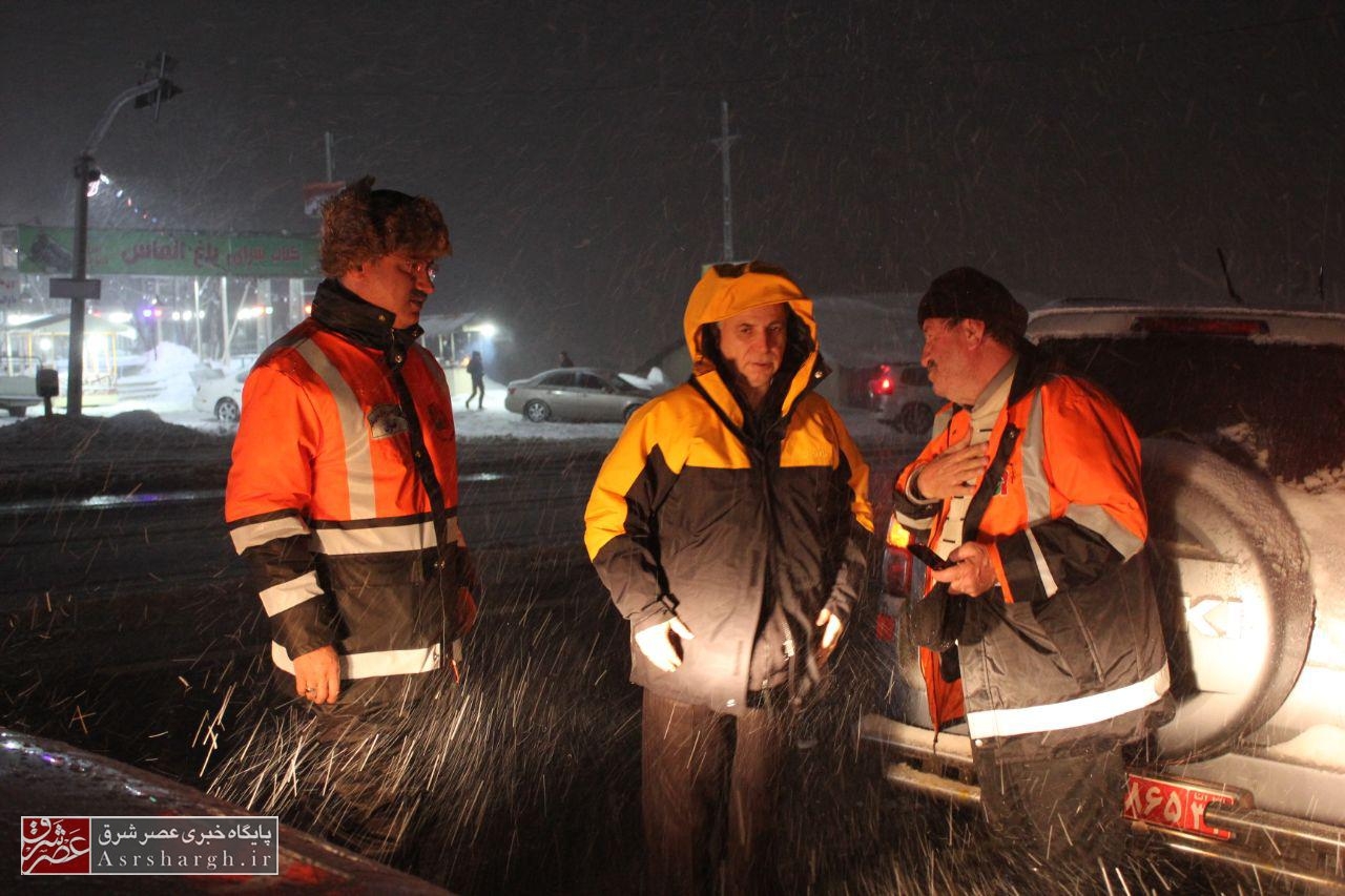 بازدید شبانه مسؤولان از جاده‌های برفی دماوند+ تصاویر