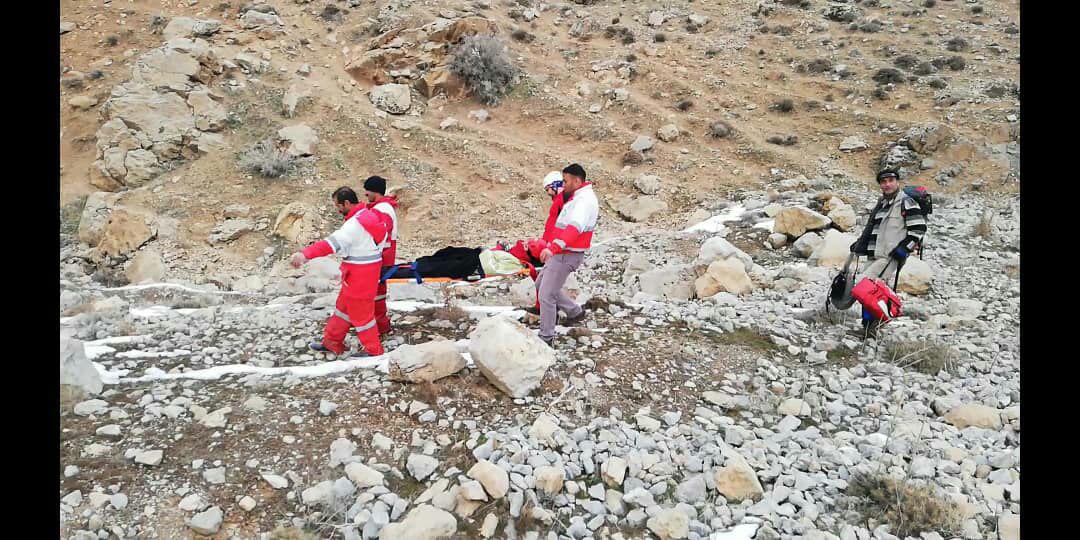 عملیات نجات خانواده‌ ۴ نفره در ارتفاعات سد لتیان/ مصدوم پس از رضایت تحویل خانواده شد+ تصاویر