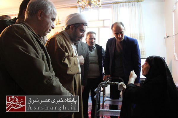 دیدار مسؤولان با خانوادههای شهدای انقلاب در دماوند+ تصاویر