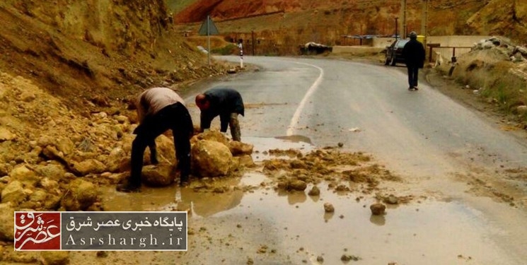 ریزش کوه در جاده کیلان – ایوانکی/ پایش دائم حجم آب رودخانهها+ تصاویر