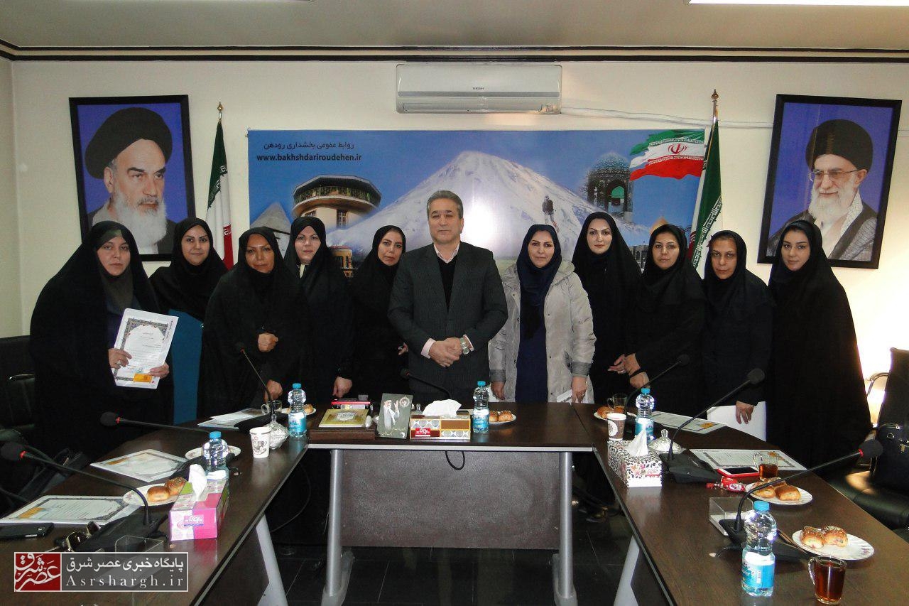 لزوم ایجاد نمایشگاه دستاوردهای بانوان کارآفرین در رودهن/ استفاده از بانوان در مشاغل مدیریتی بخش رودهن