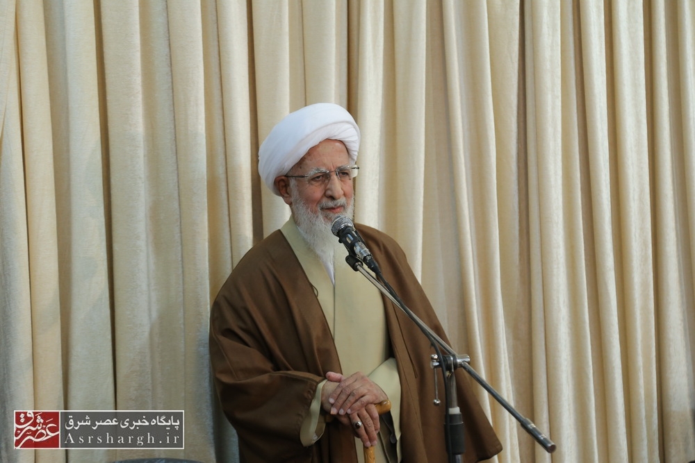 قله دماوند منشاء خیر و برکت است/ هیچ احدی به خود اجازه نمی‌دهد با بیل و کلنگ به جنگ این قله برود