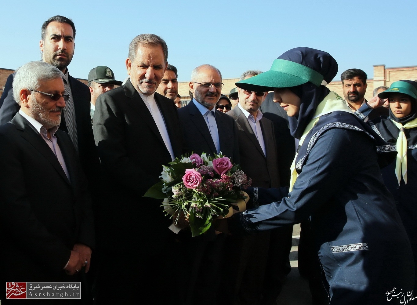 معاون اول رئیس جمهور وارد دماوند شد/ استقبال دانشآموزان دماوندی از جهانگیری+ تصاویر