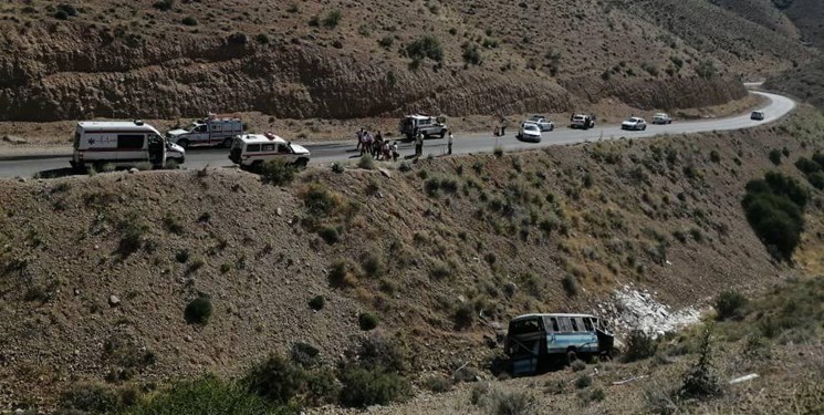 سقوط مینی بوس به دره در دماوند/ ۱۶ نفر مصدوم شدند