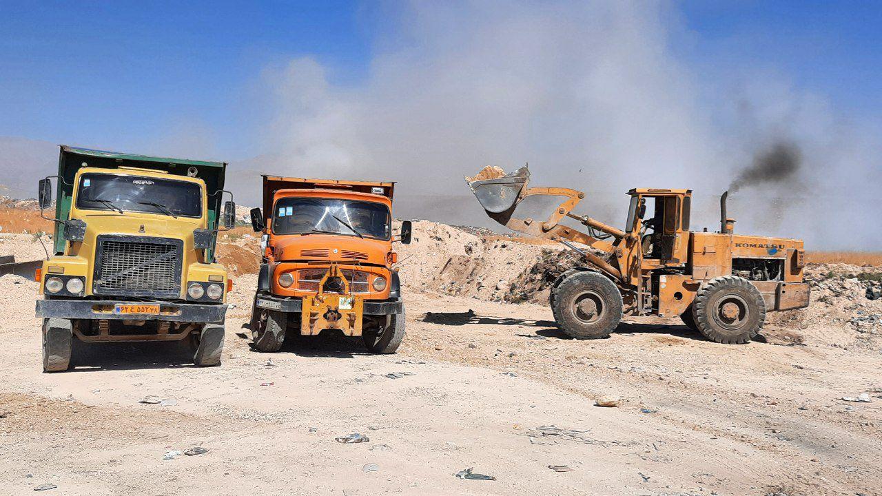 اجرای عملیات خاک‌ریزی برای مهار دود حاصل از حرارت زباله‌ها در منطقه گندک دماوند