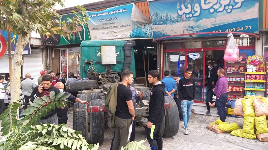 یک کامیون ۵ خودرو را در دماوند زیر گرفت