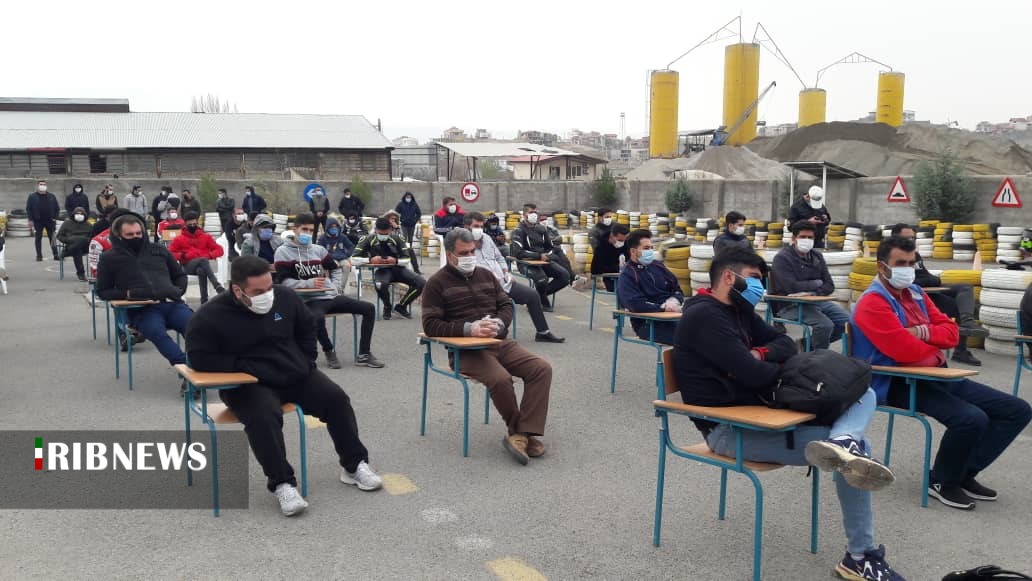 اهدای کلاه ایمنی به موتورسواران در دماوند