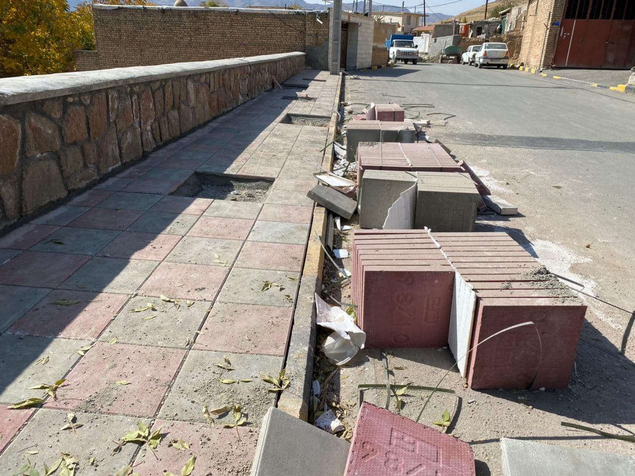 اجرای عملیات کفپوش پیاده‌رو در روستای «بیدک»/ نصب پایه چراغ‌‌ها در دستور کار قرار گرفت