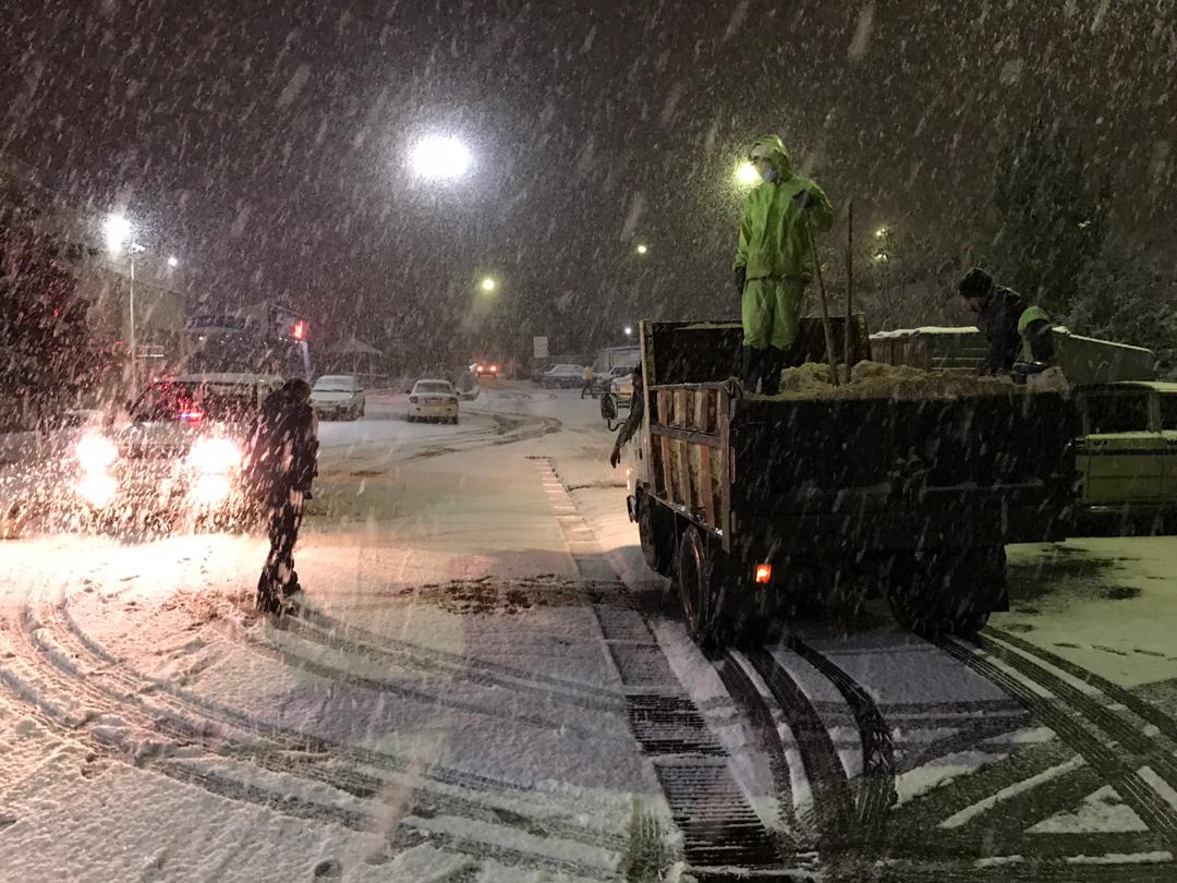 اجرای عملیات برف‌روبی شبانه در مناطق مختلف شهر دماوند