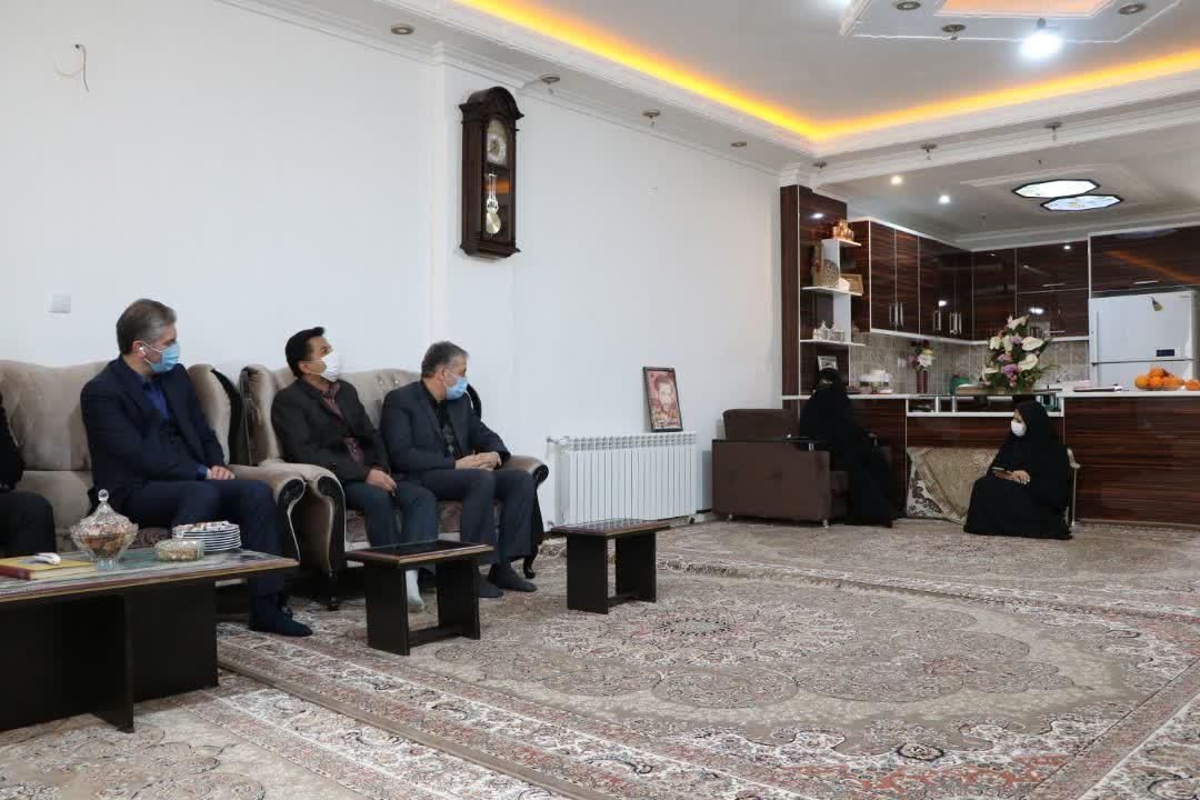 دیدار معاون استانداری تهران با خانواده شهید محمد گلبازی در شهر آبسرد