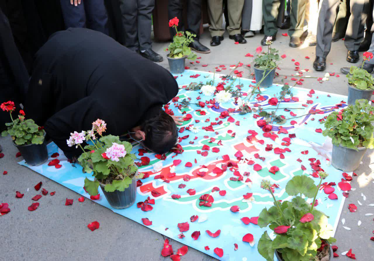 عکس| بوسه فرزند بر محل عروج پدر