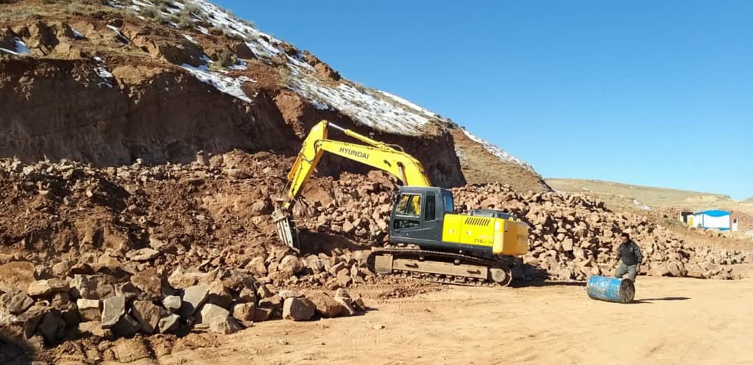 باز هم تاراج منابع ملی در دماوند/ کوه‌خواری در حاشیه سد ناتمام وادان/ مسئولان تکذیب کردند