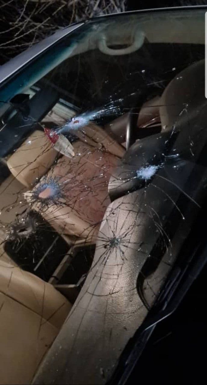 عکس| آثار اصابت گلوله بر شیشه خودروی رئیس سابق محیط زیست دماوند