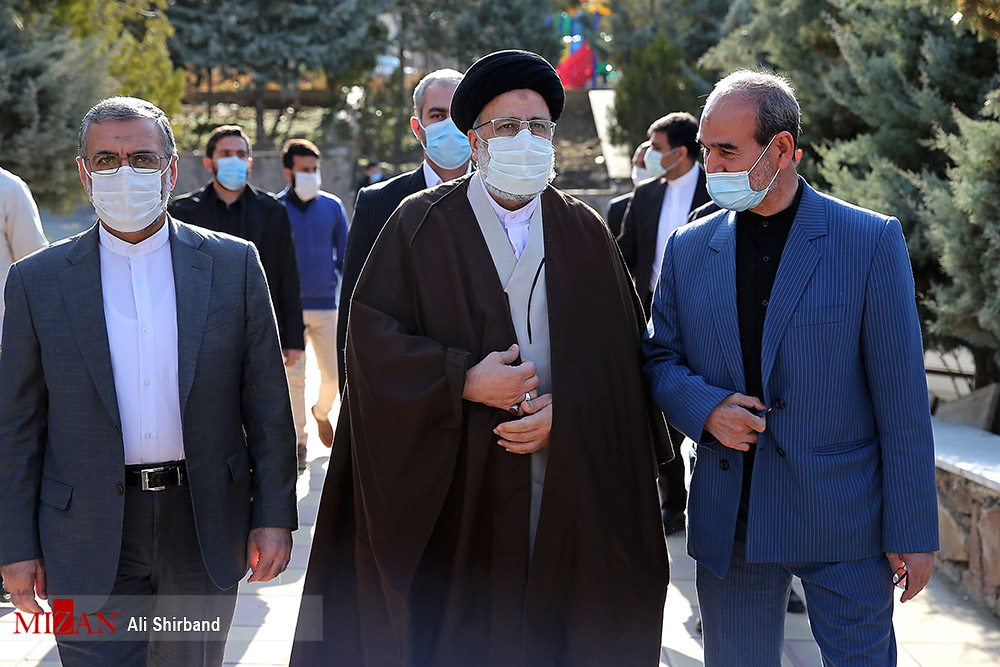رئیس قوه قضاییه وارد شهرستان دماوند شد/ ادای احترام آیتالله رئیسی به مقام شامخ شهدای دماوند