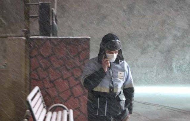 گرفتار شدن ۲۴۰ خودرو و اسکان بیش از ۲۰۰ مسافر در محور هراز/ ناچار به انسداد جاده از منطقه گیلاوند شدیم