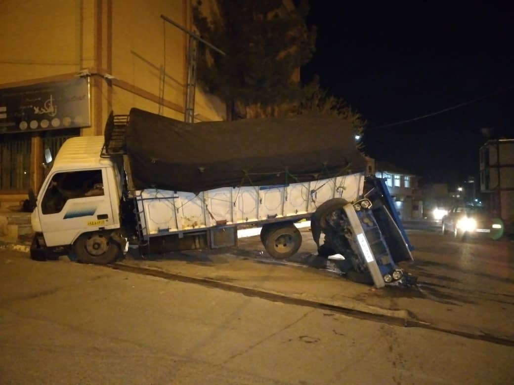 یک دستگاه کامیونت در کیلان نیسان را له کرد+ تصاویر