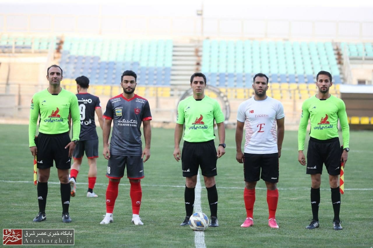 قضاوت داور دماوندی در دیدار دوستانه فوتبال پرسپولیس و تیم ملی دانشجویان