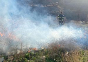 اطفای حریق مراتع حاشیه با تلاش آتشنشانان در جاده کیلان – ساران + تصاویر