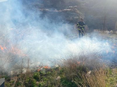 اطفای حریق مراتع حاشیه با تلاش آتش‌نشانان در جاده کیلان – ساران + تصاویر