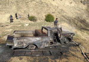 سقوط پیکان وانت دوگانه سوز به عمق دره در شهر کیلان/ تلاش ۲ ساعته آتشنشانان برای مهار حریق/ یک نفر مجروح شد+ تصاویر