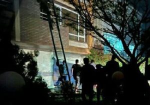 حریق خودرو در پارکینگ ساختمان مسکونی در منطقه گیلاوند/ افراد محبوس شده نجات یافتند