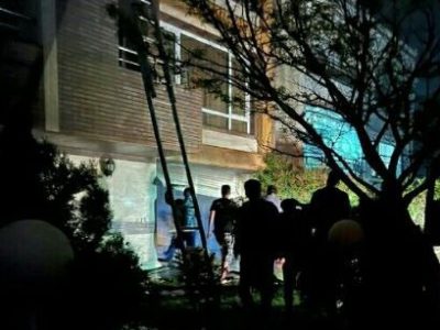 حریق خودرو در پارکینگ ساختمان مسکونی در منطقه گیلاوند/ افراد محبوس شده نجات یافتند