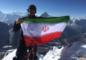 کوهنورد ۶۳ ساله دماوندی بام دنیا را فتح کرد