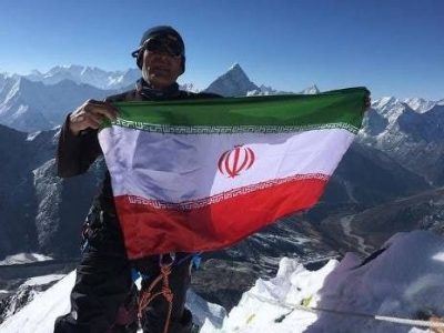 کوهنورد ۶۳ ساله دماوندی بام دنیا را فتح کرد