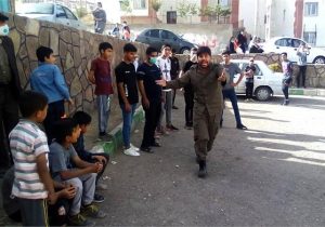 نمایش خیابانی «عشق و جنون» در دماوند اجرا شد