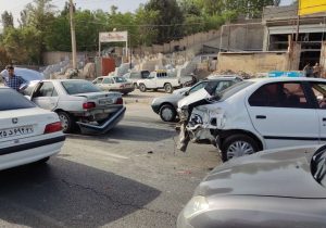 تصادف پشت تصادف در منطقه گیلاوند/ کامیون ۹ دستگاه خودروی سواری را زیر گرفت+ تصاویر