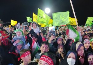 فیلم| همخوانی دهه نودی‌های دماوندی با سرود «سلام فرمانده»