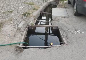 وضعیت حادثه‌ساز یک دریچه آب عمیق در چهارراه شهدای شهر دماوند